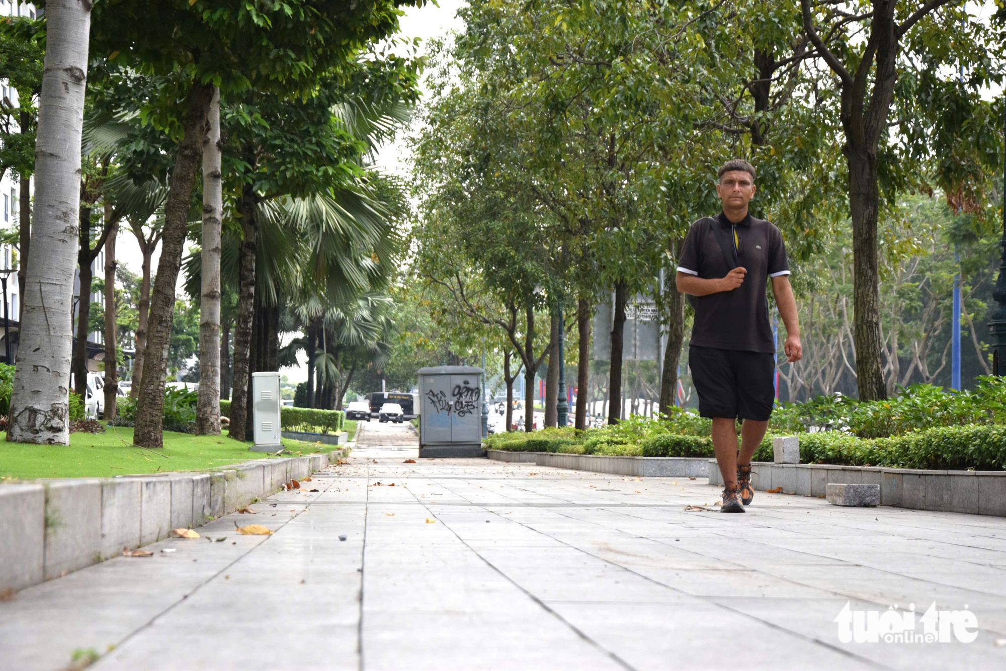 在梅志寿路上施工优先自行车道