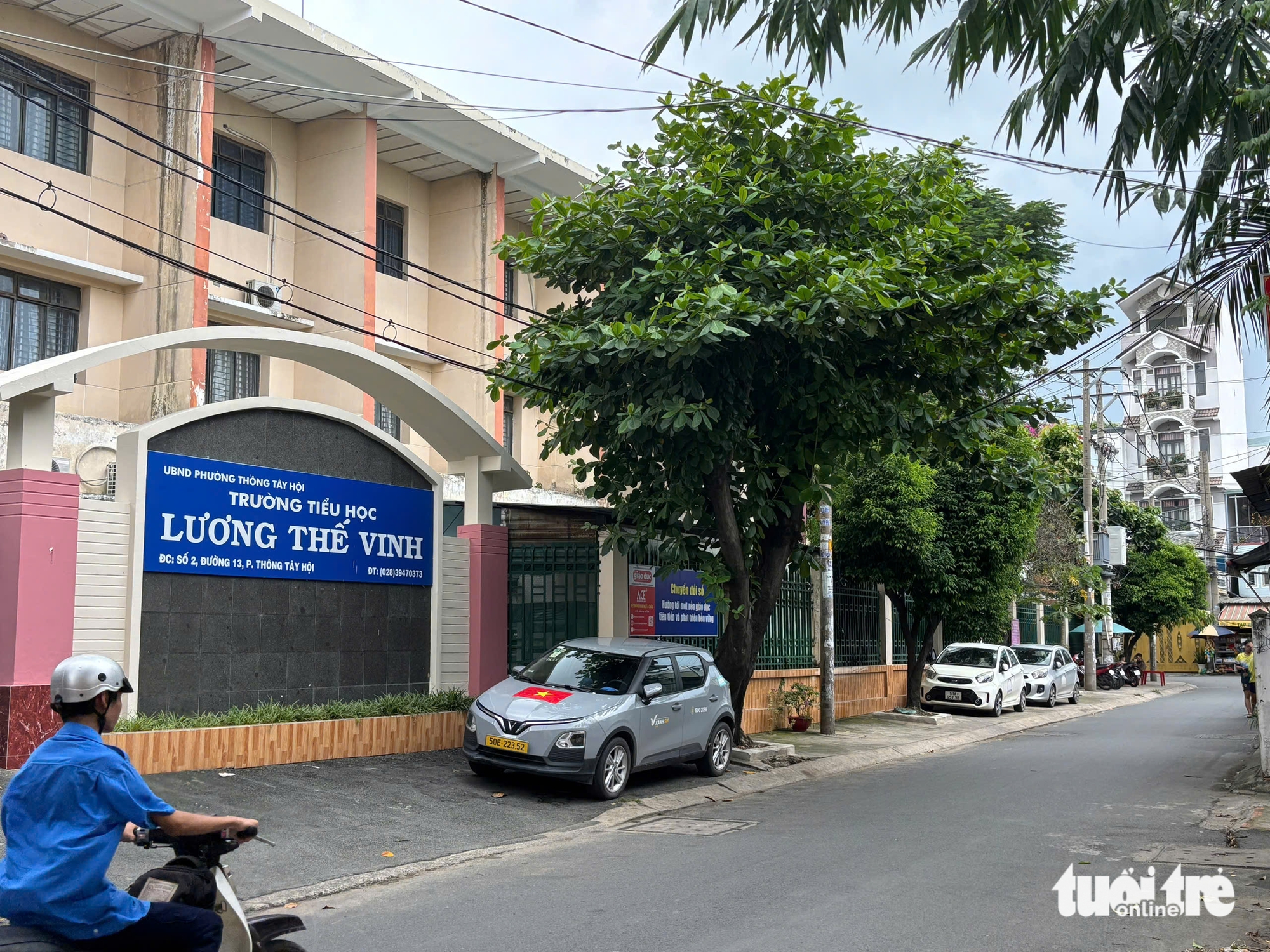杀完鸡将水倒在人行道上，溢出到买卖道路：职能部门怎么说？