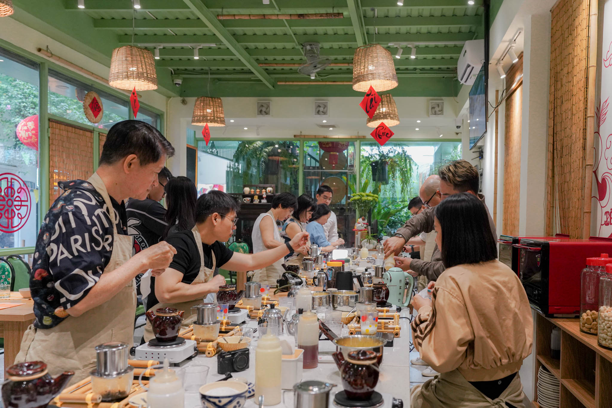 西方游客蜂拥至胡志明市学习制作鸡蛋咖啡