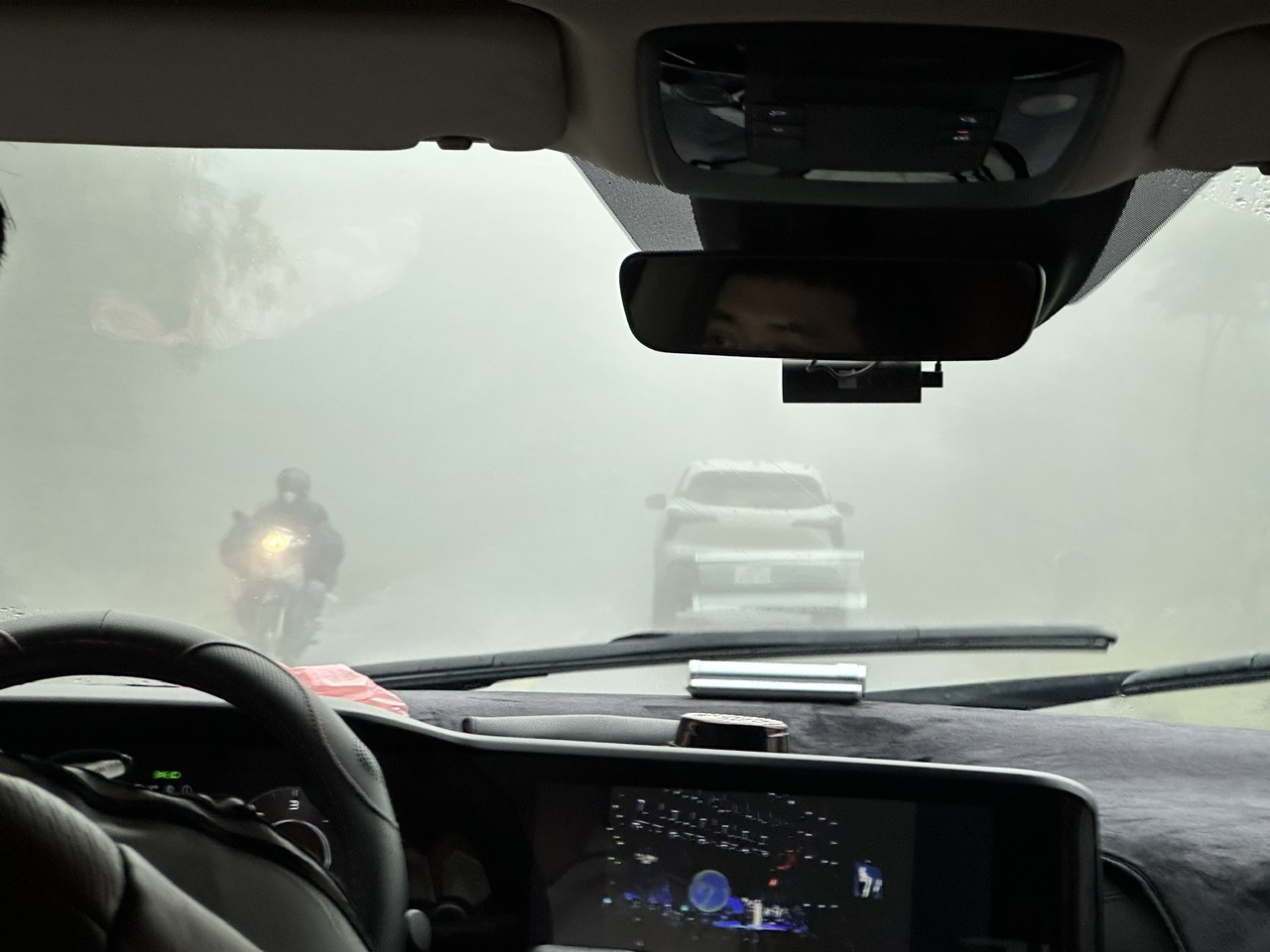 云在Fansipan山顶追逐人