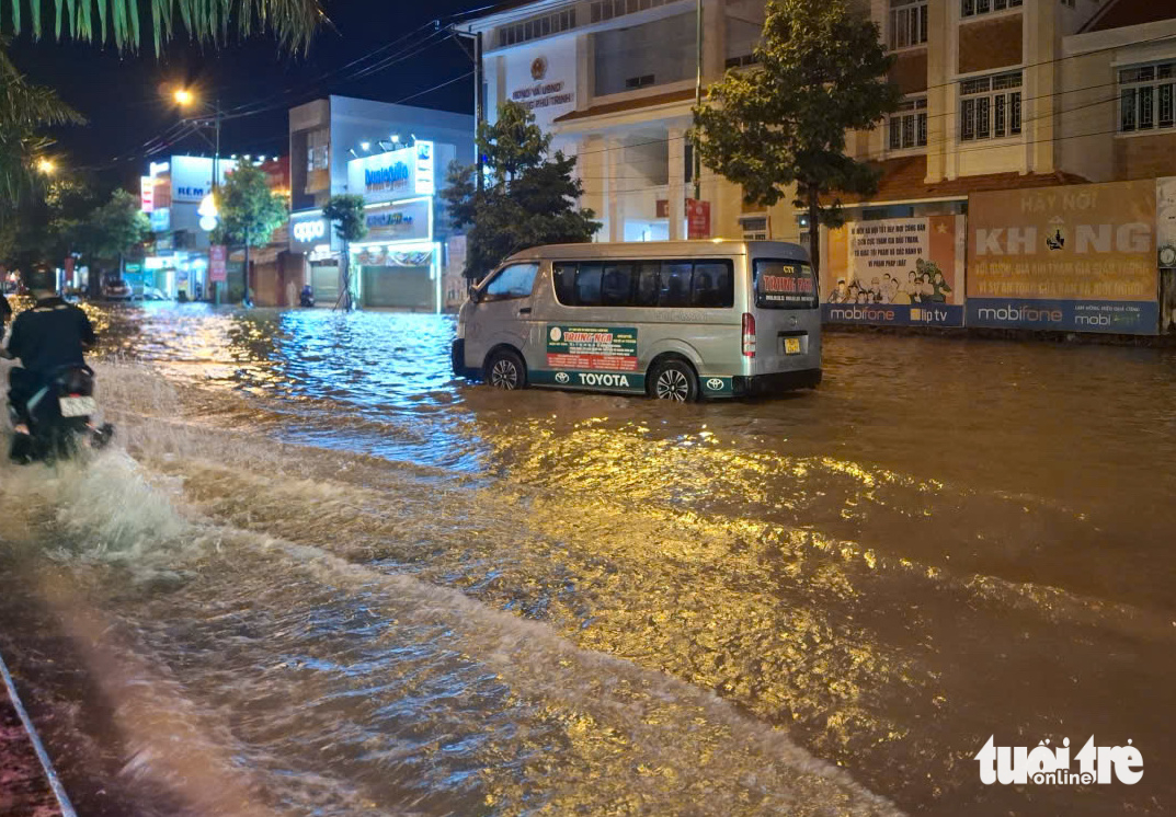 潘切市中心多条道路在大雨后严重积水