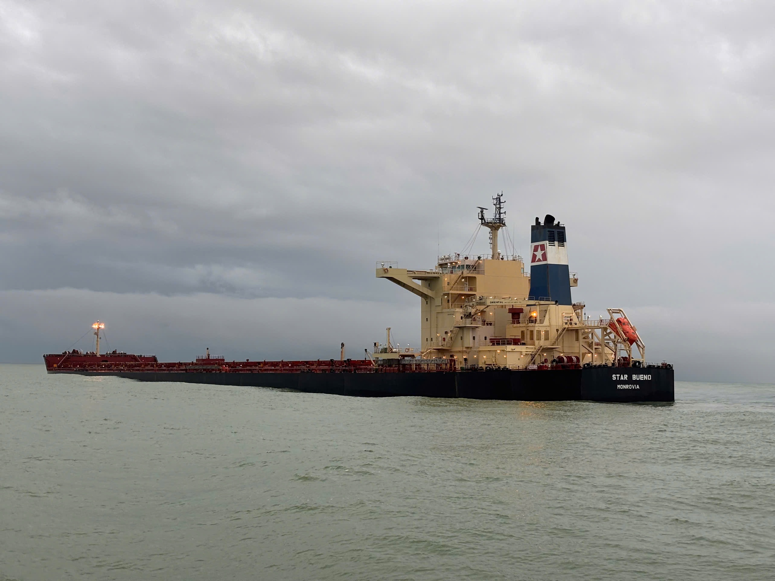 载有17.5万吨铁矿石的船舶在容桔搁浅，面临沉没和漏油风险