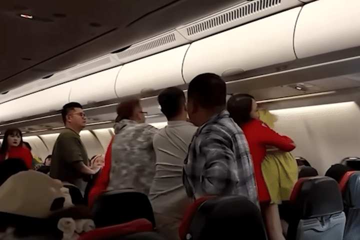 中国乘客在飞机上发生混战