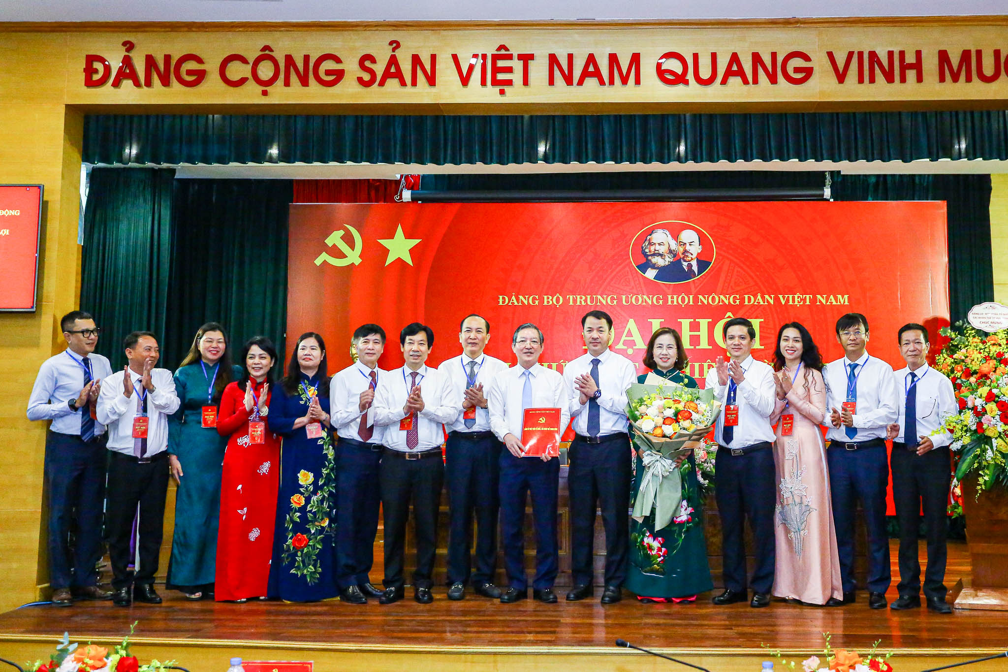 任命梁国团同志为越南农民协会中央委员会党委书记