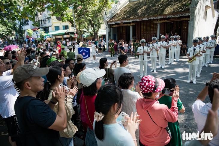 民众前往还剑湖观看骑兵，聆听军乐