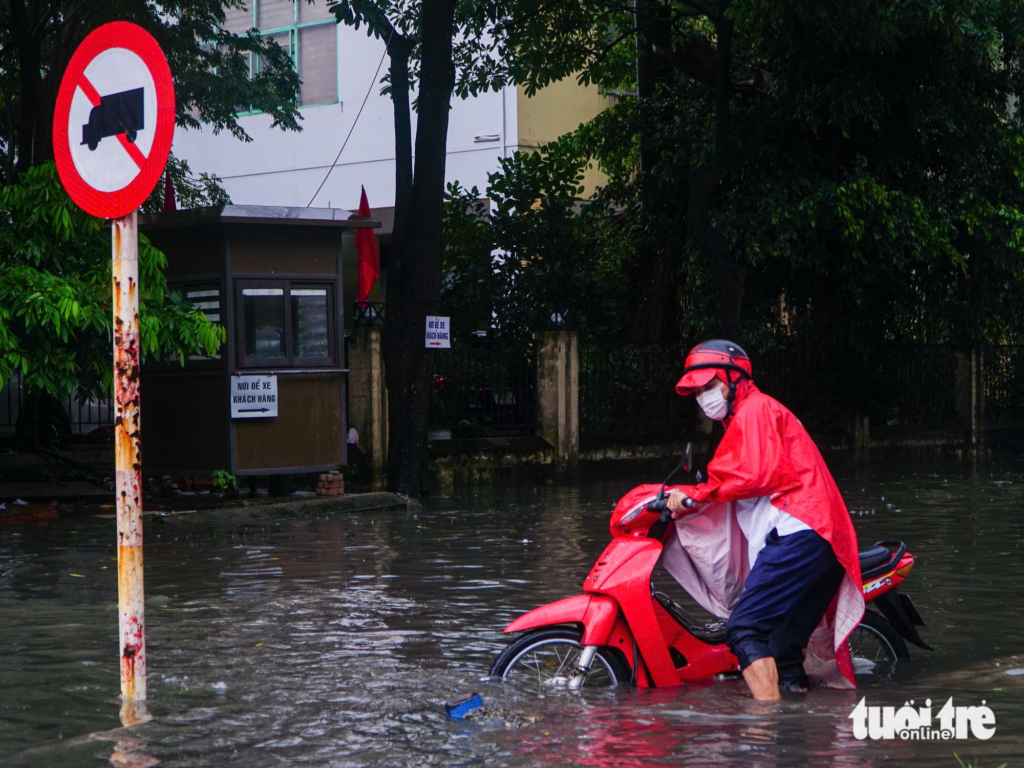 大雨持续一整天，河内街道深陷积水