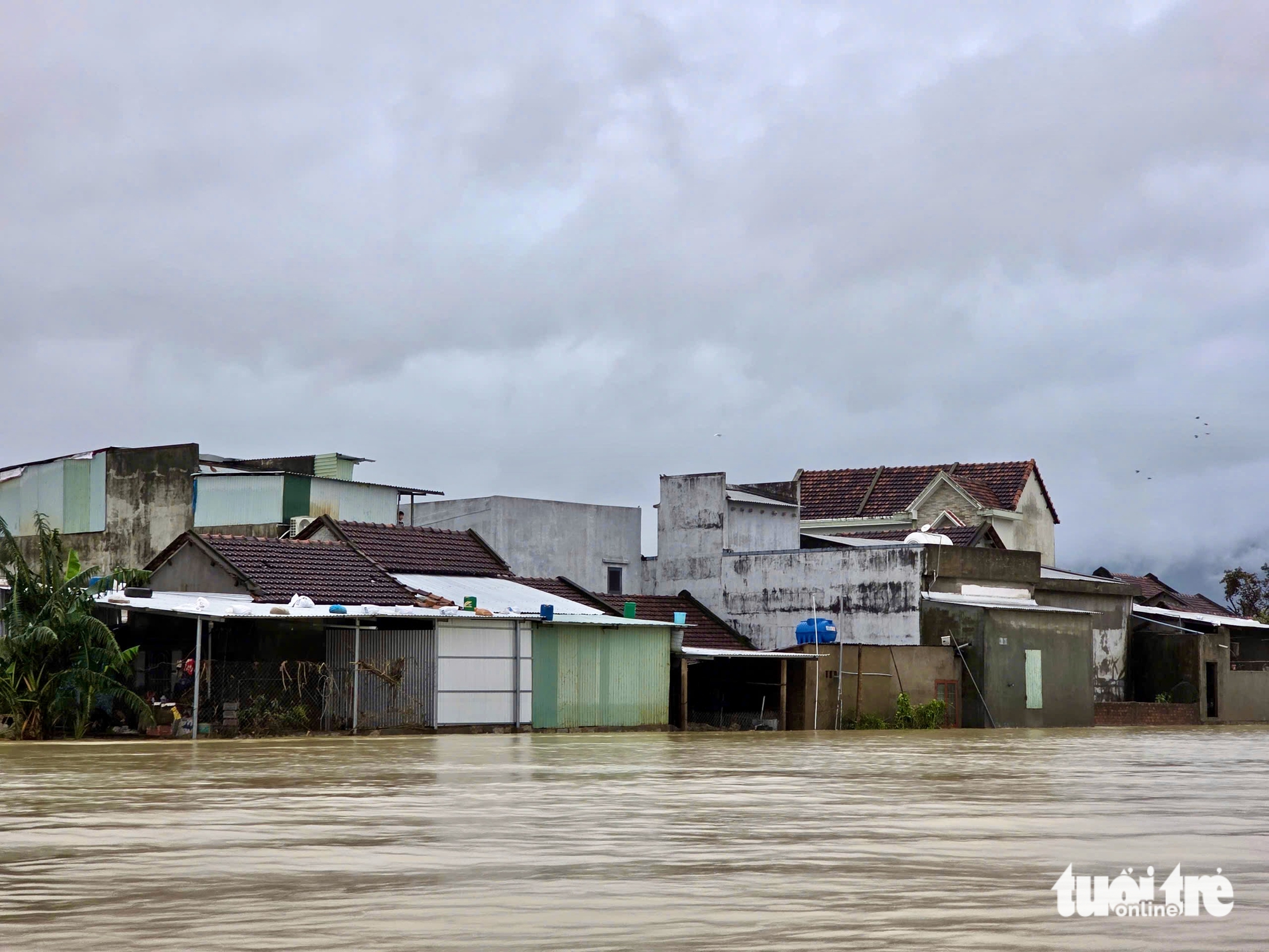 在屋顶上精疲力尽，缺少食物，看到军队的橡皮艇到来，民众激动落泪
