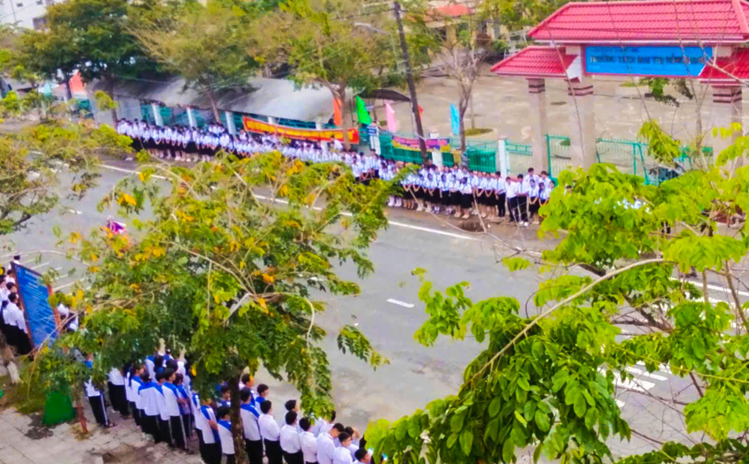 近1500名学生肃穆送别Giồng Riềng体育老师回归故土