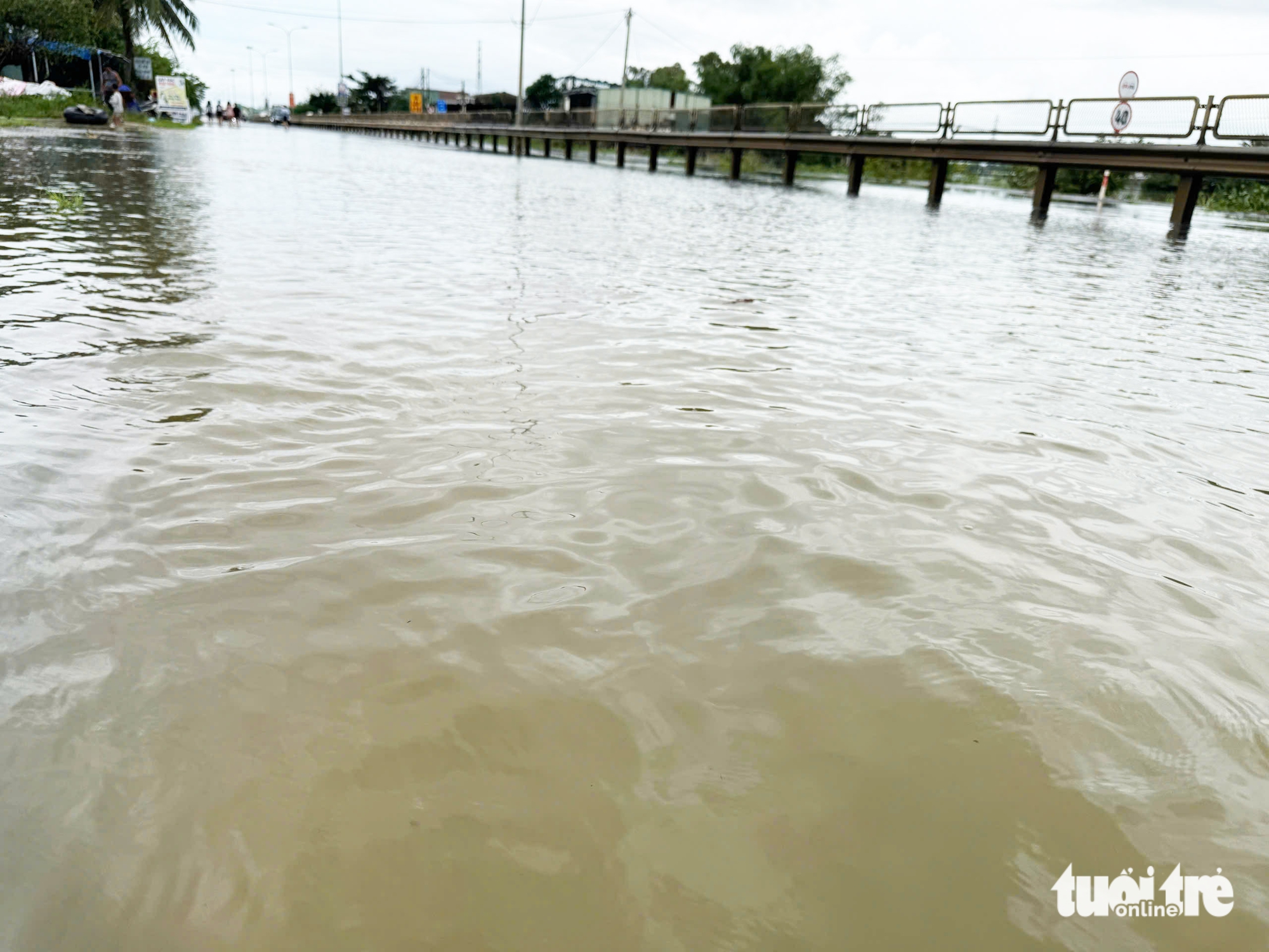 国道1号经过岘港被淹，多个山区乡镇发生山体滑坡，道路中断
