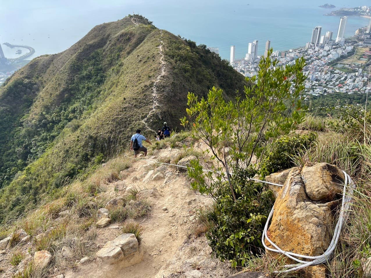 连续救援迷路登山游客