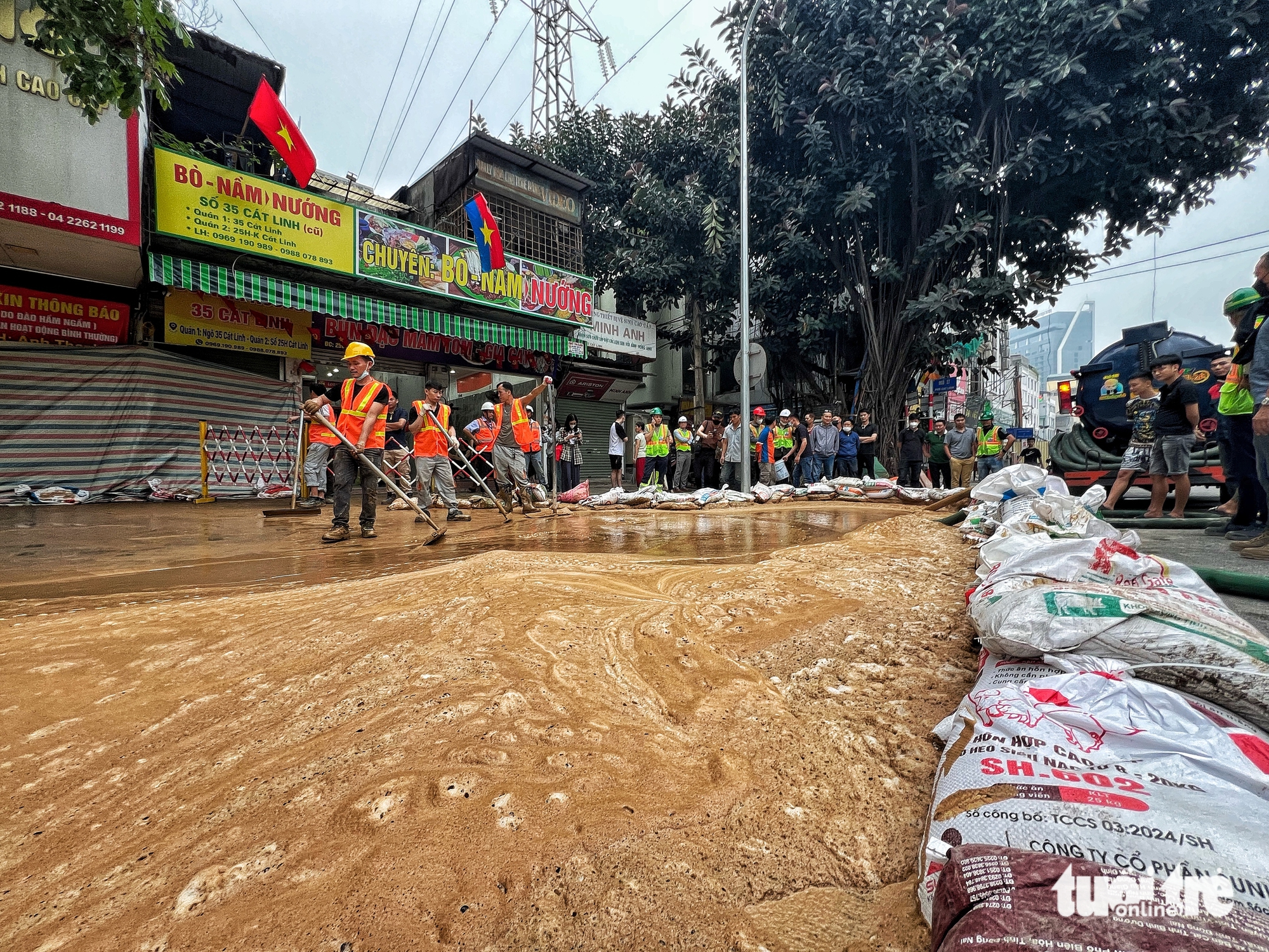 市民讲述地铁Nhon-Ha Noi站隧道挖掘附近泥浆喷出的瞬间