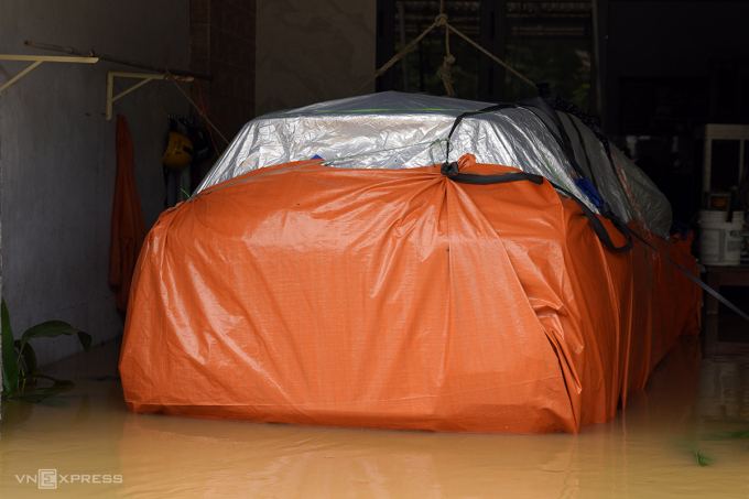 用防水布包裹汽车成功避免水淹