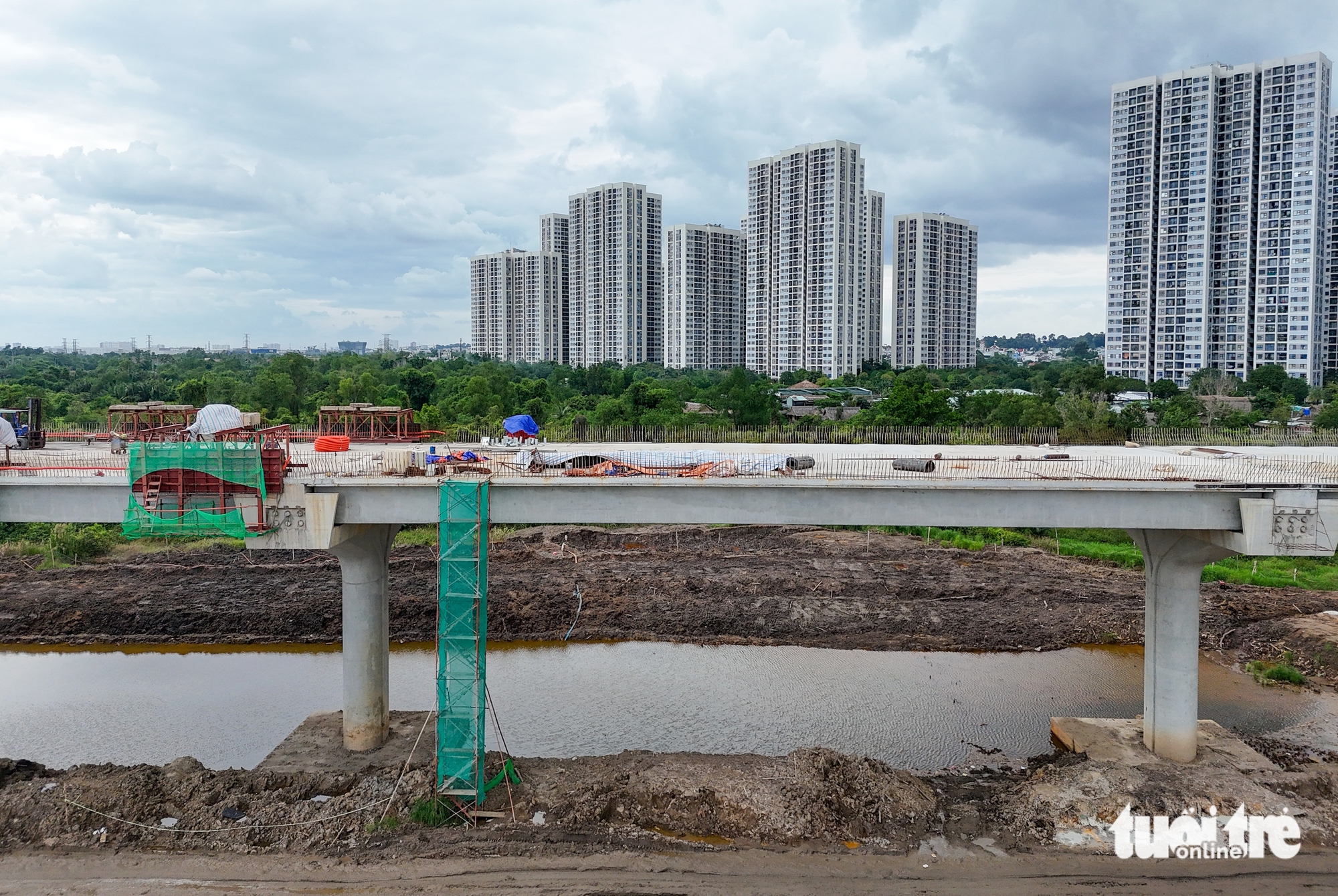 胡志明市三环路14.7公里高架桥全景，迎接12月19日通车里程碑