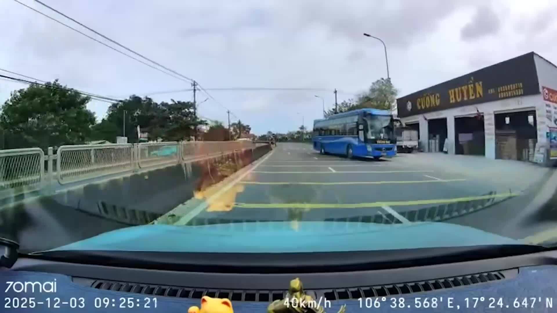 因在国道上逆向驾驶客车被罚款1900万越南盾