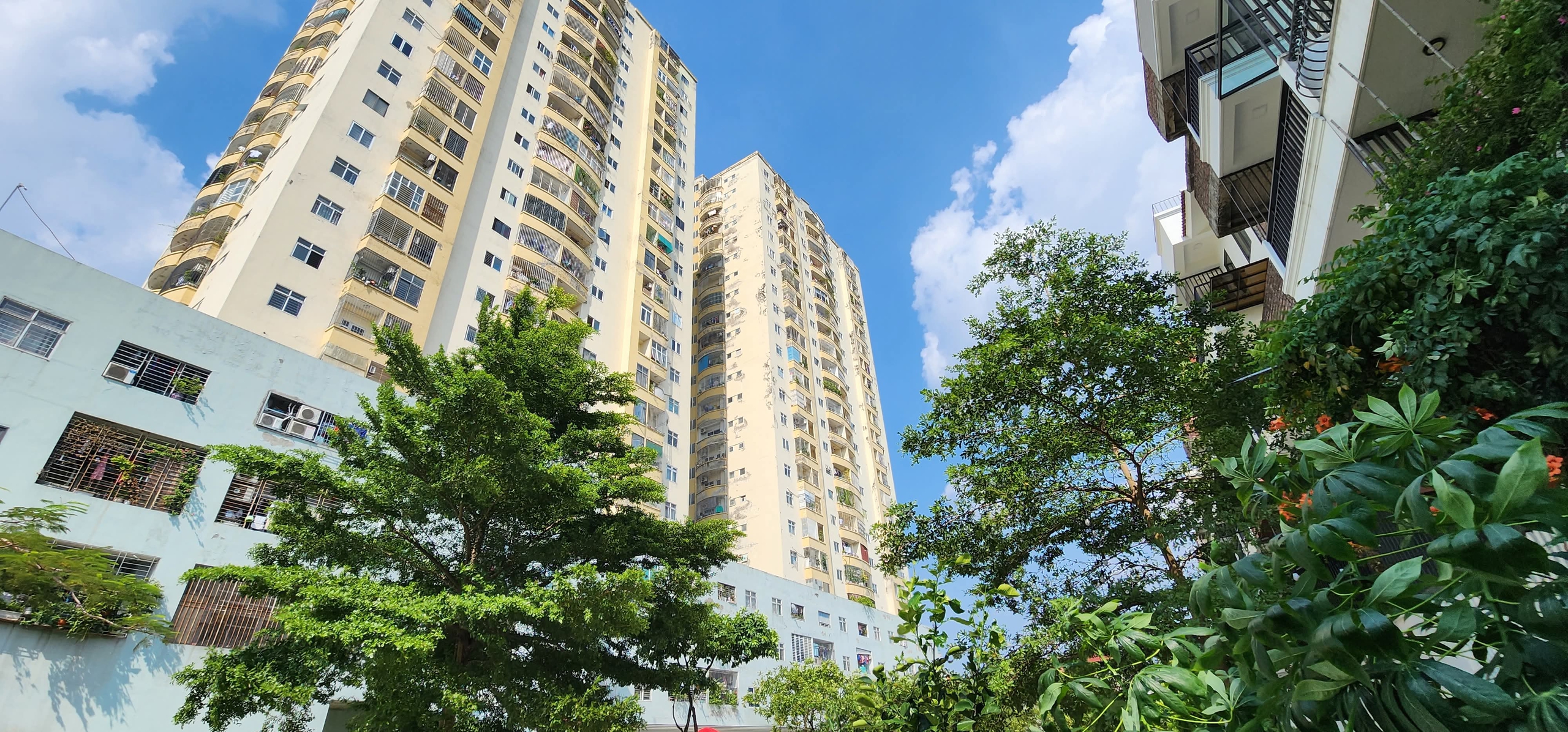 房地产交易大部分是购买第二套住房，寻找资产‘避风港’