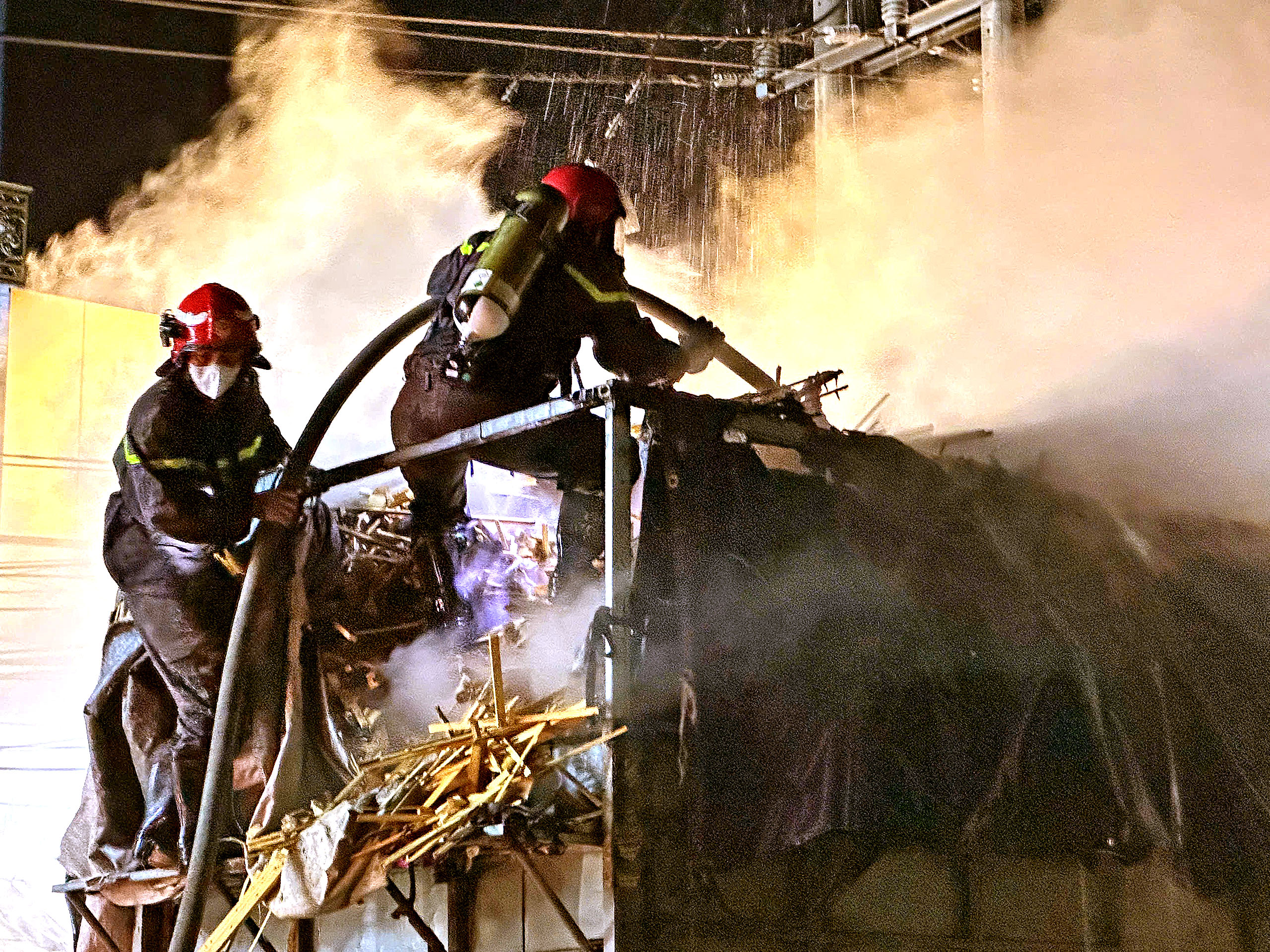 运木卡车起火，警察戴防毒面具灭火