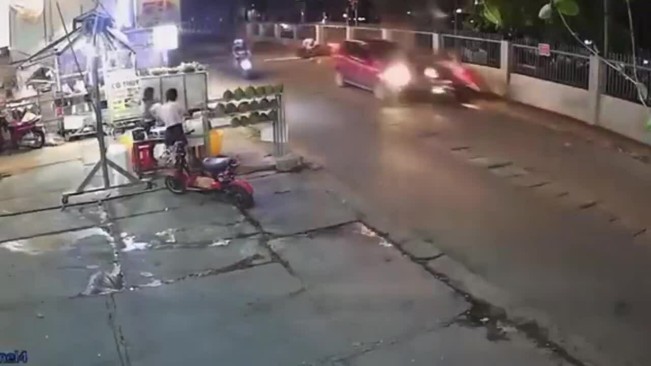 汽车撞上两辆摩托车，四人受伤