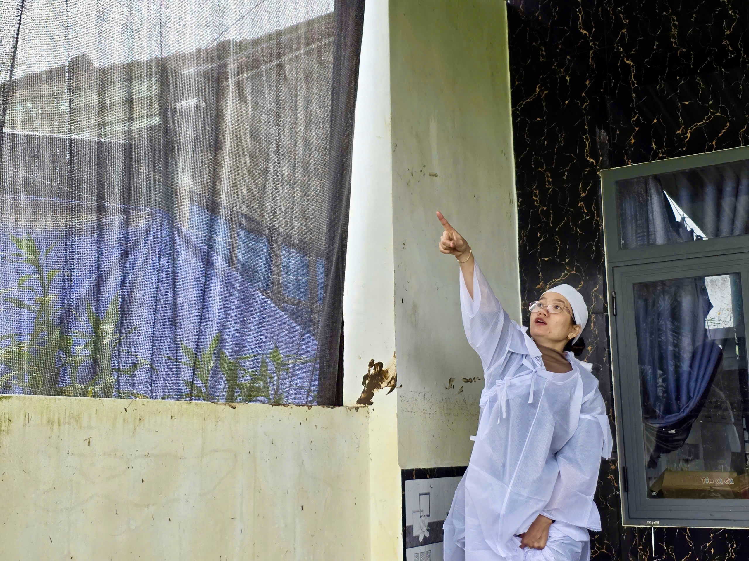 三母子深夜呼救，爷爷涉水救援被洪水冲走