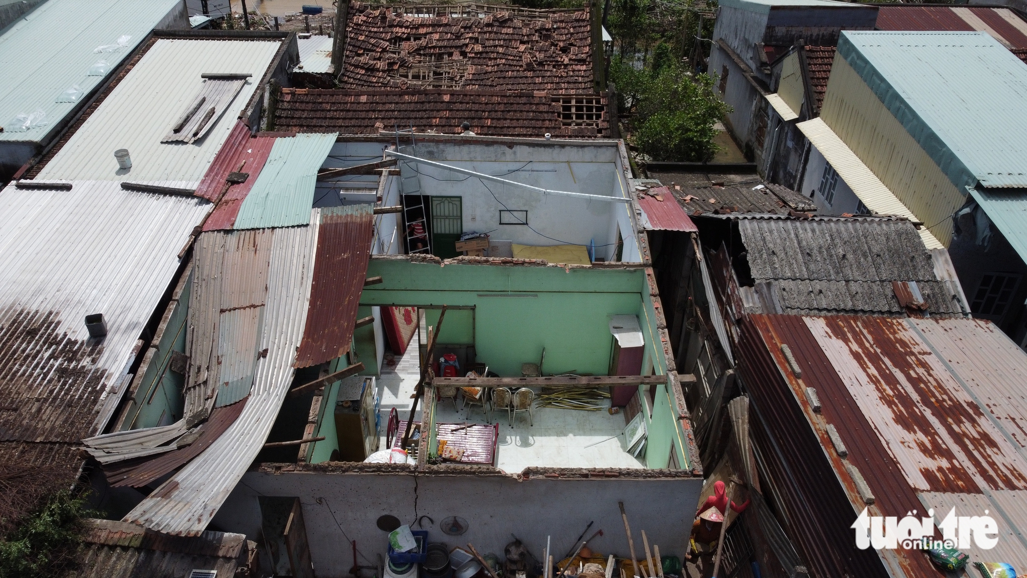 在卡马尔吉台风中失去屋顶的房屋