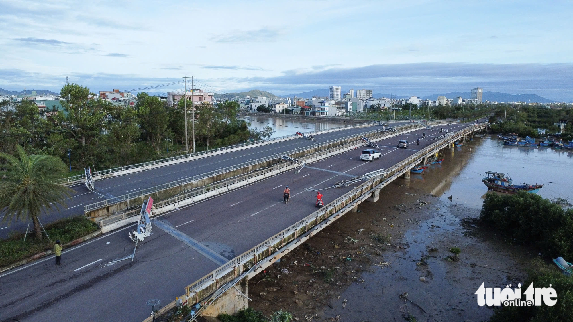 卡马尔吉台风过后，归仁许多地方一片狼藉，树木和电线杆横七竖八