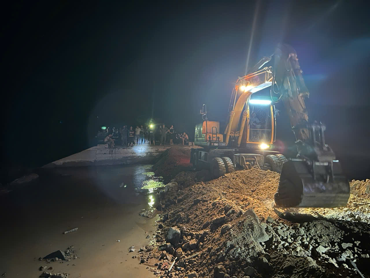 阿云巴溢洪道被洪水冲毁一段，深夜部队被动员救援居民