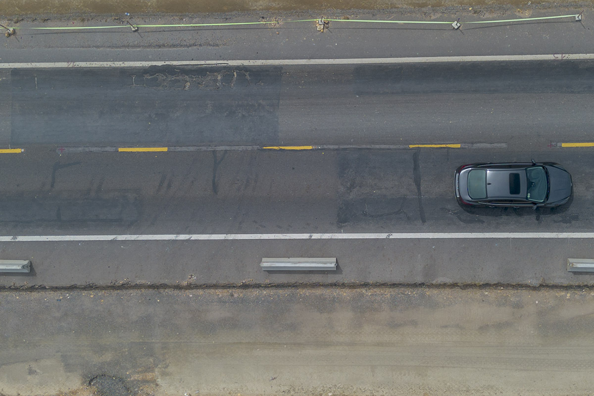拉山-和莲高速公路路面布满修补痕迹