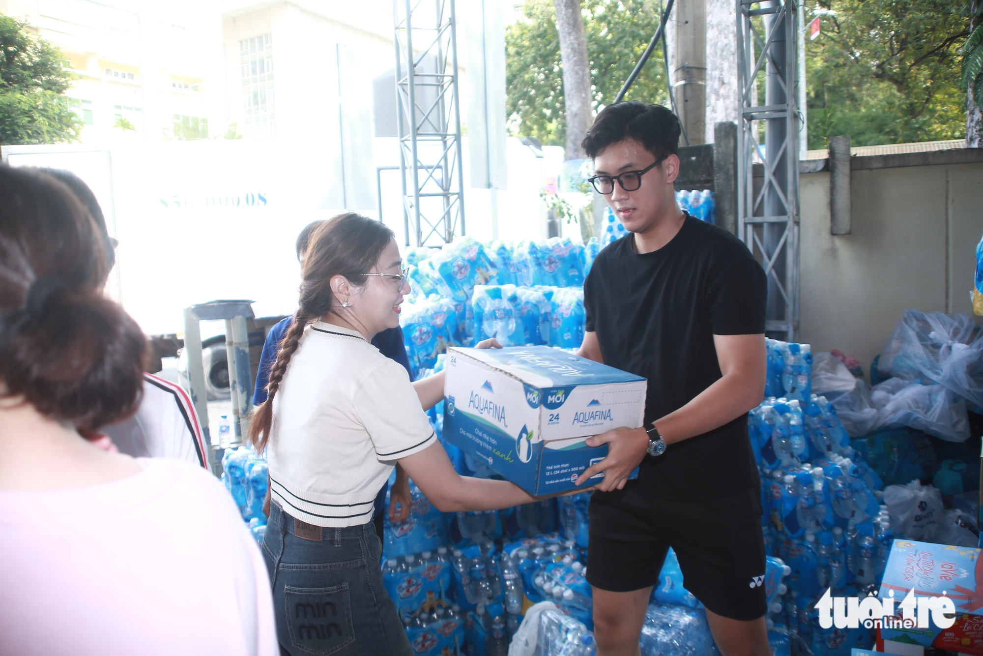 胡志明市劳动文化宫人潮涌动，人们前来帮助整理和搬运物资支援洪水灾区