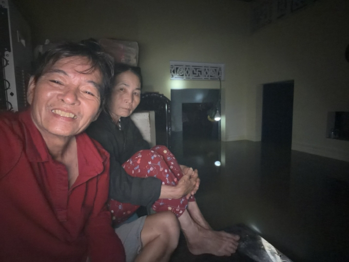 顺化市民彻夜守护洪水