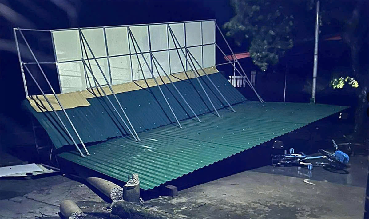 电线杆倒塌，铁皮屋顶在1号国道上飞起