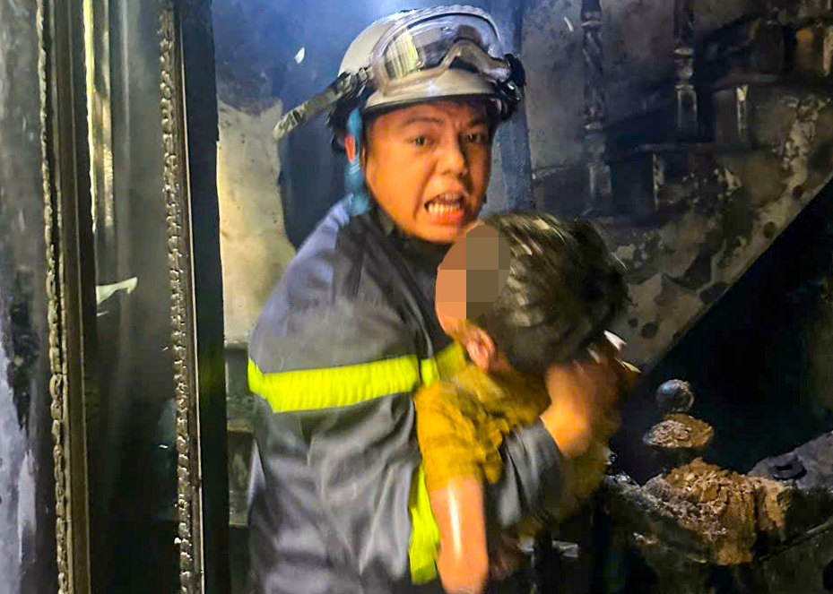 救援被困在燃烧房屋中的3人，警察抱着小孩脱险