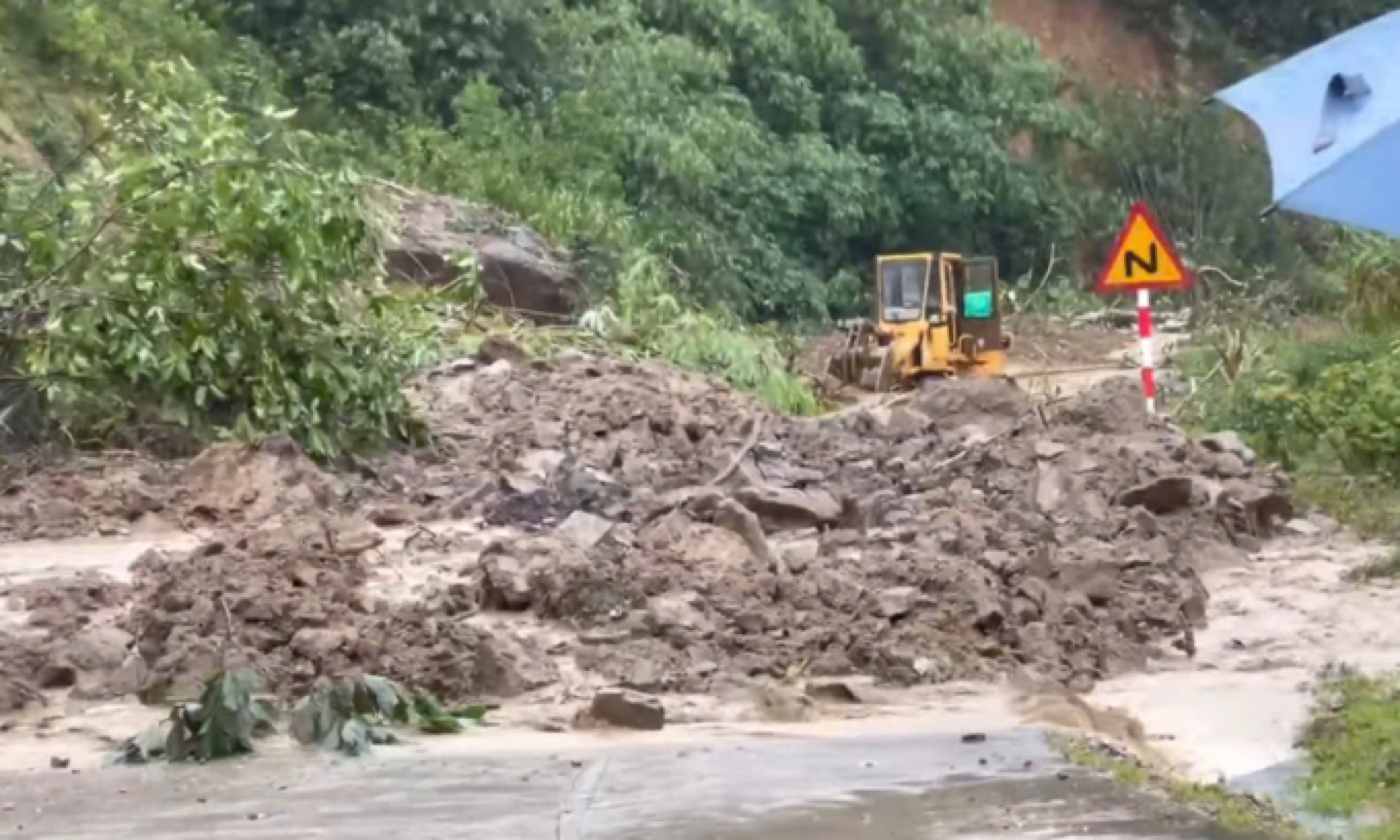 洛索山口继续发生山体滑坡,50人被困四天