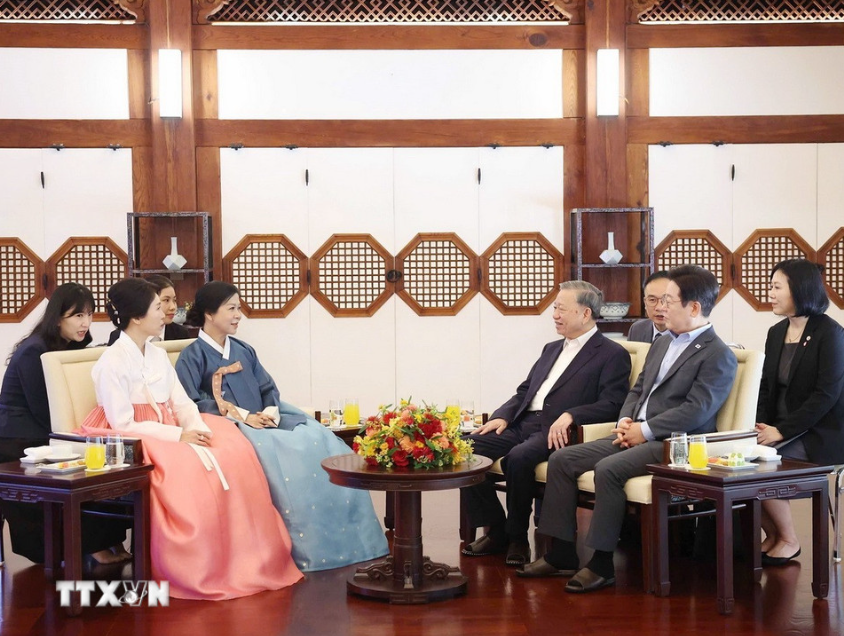 总书记苏林和夫人参加茶会，欣赏传统艺术