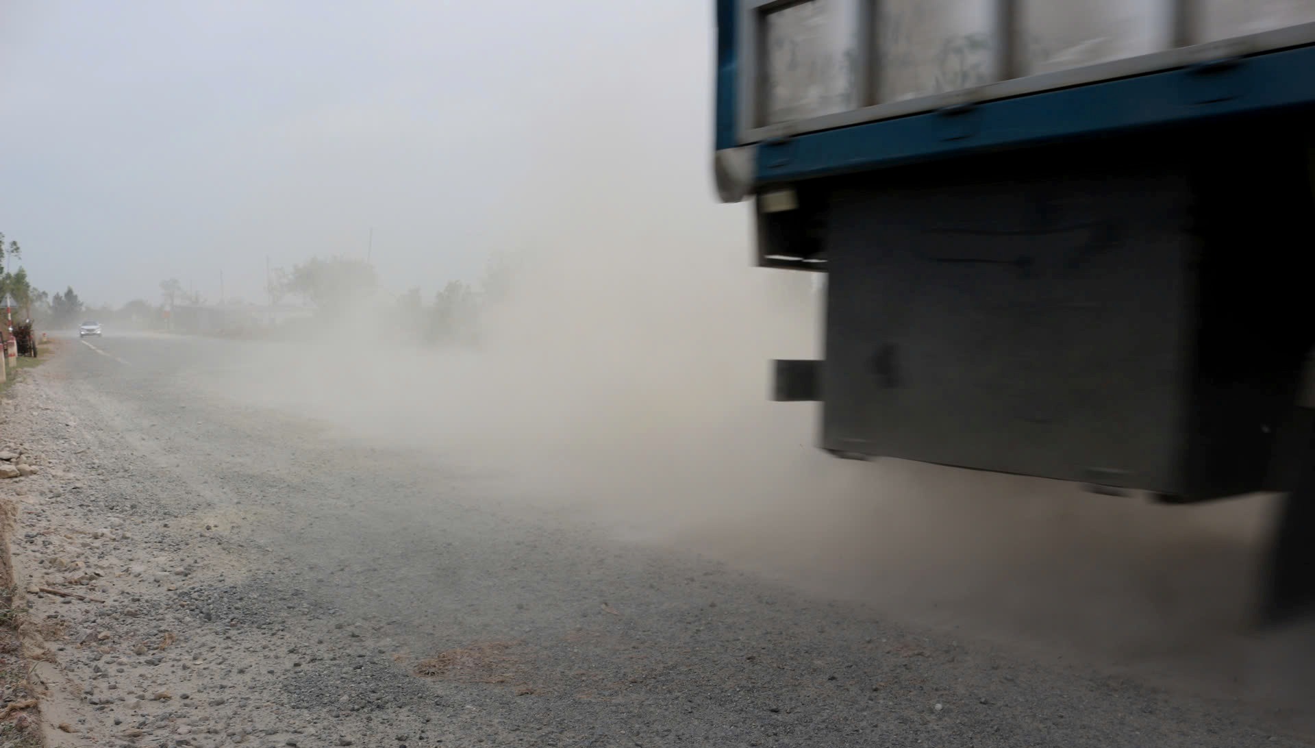 亚欧公路'破烂不堪'，运输企业出资300亿越南盾临时修补