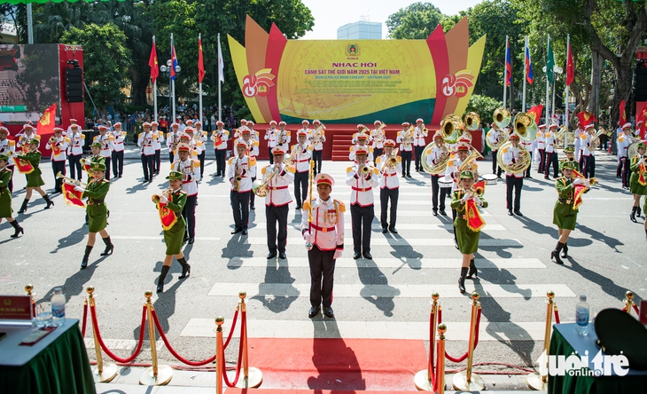 民众前往还剑湖观看骑兵，聆听军乐