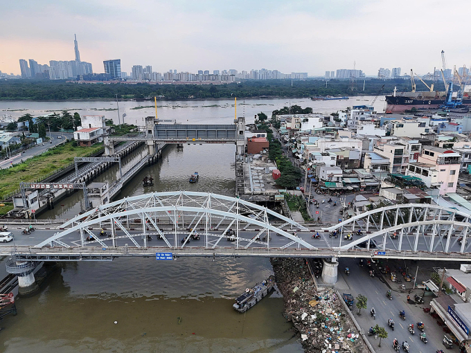 胡志明市120年历史桥梁禁止多种车辆通行