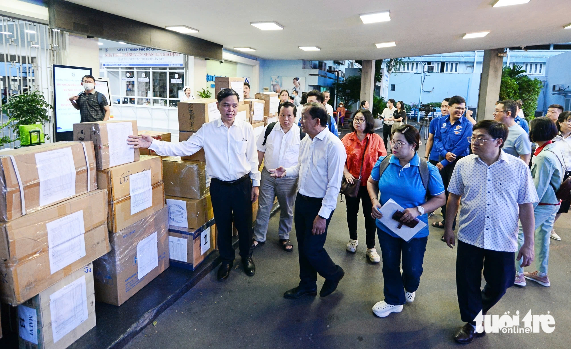 100名胡志明市医生携带药品和医疗设备出发支援得乐省