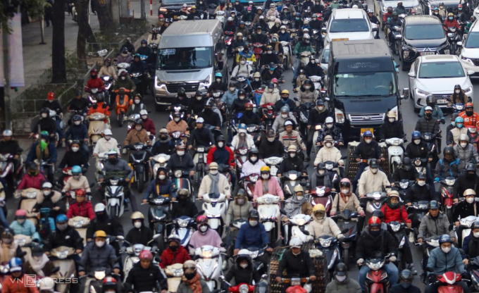 河内为限制汽油摩托车路线准备充电站和停车场