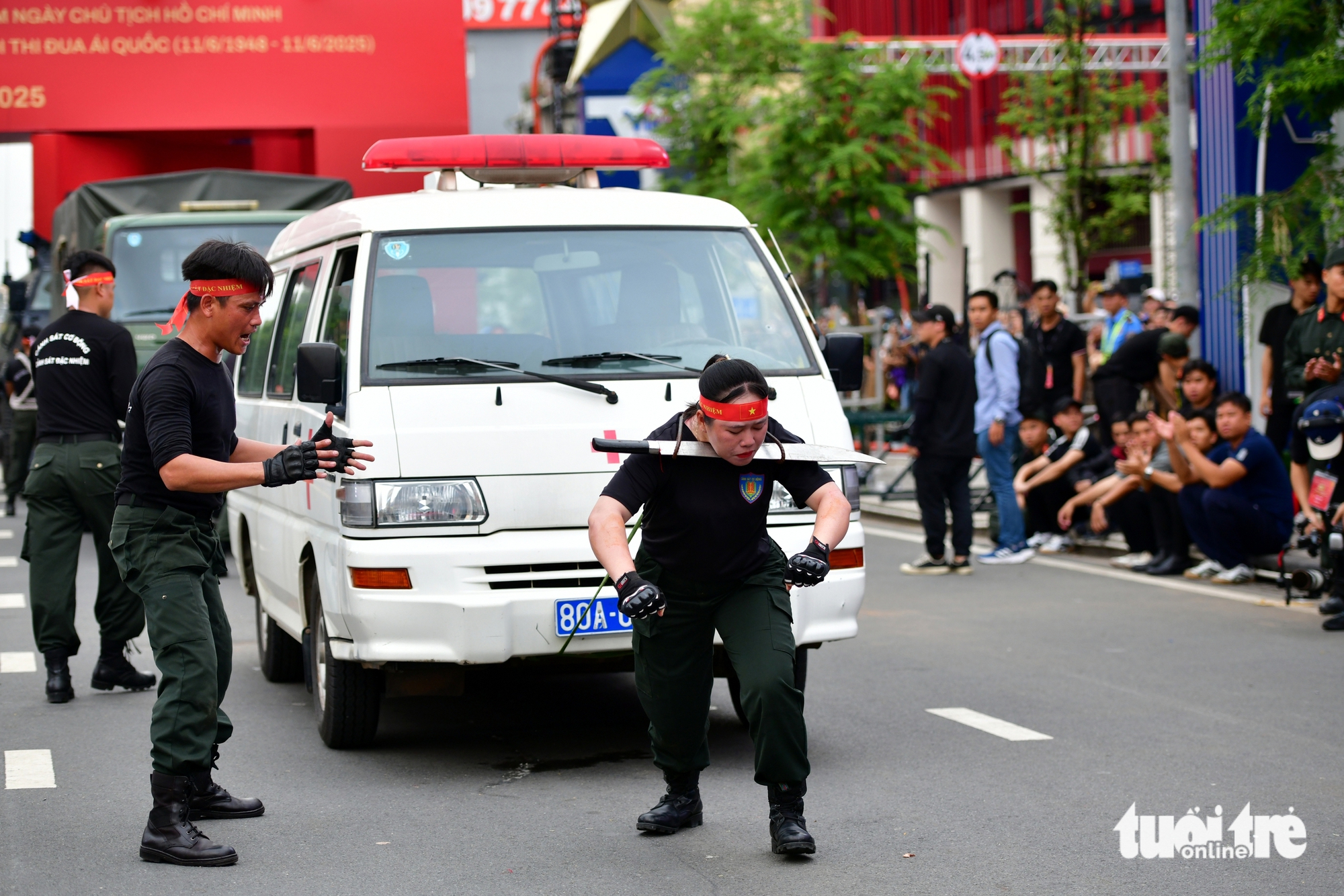 观看机动警察和警犬在黎利路的表演