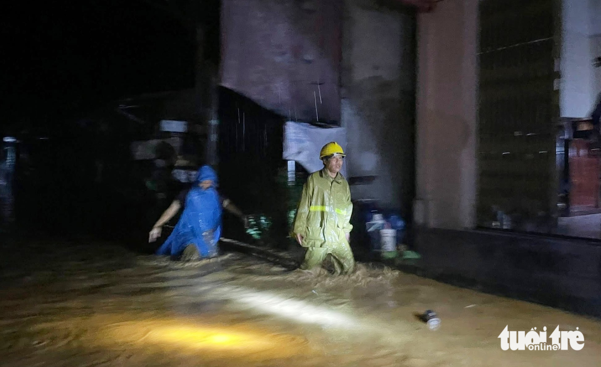 因暴雨洪水，义安省多个乡镇被淹，夜间疏散居民