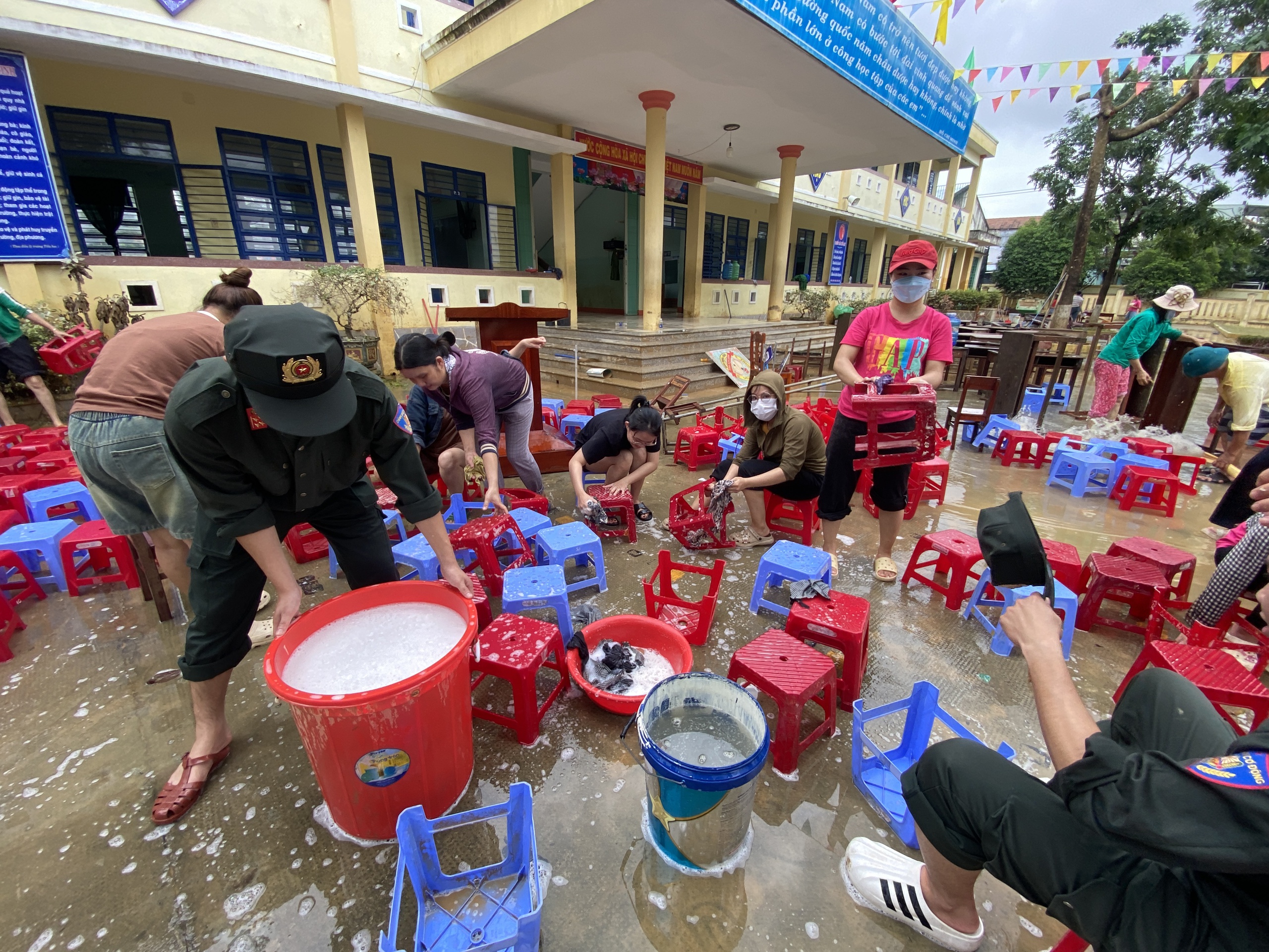 心痛！岘港洪水中心区教师清洗层层淤泥为学生寻找学习用品