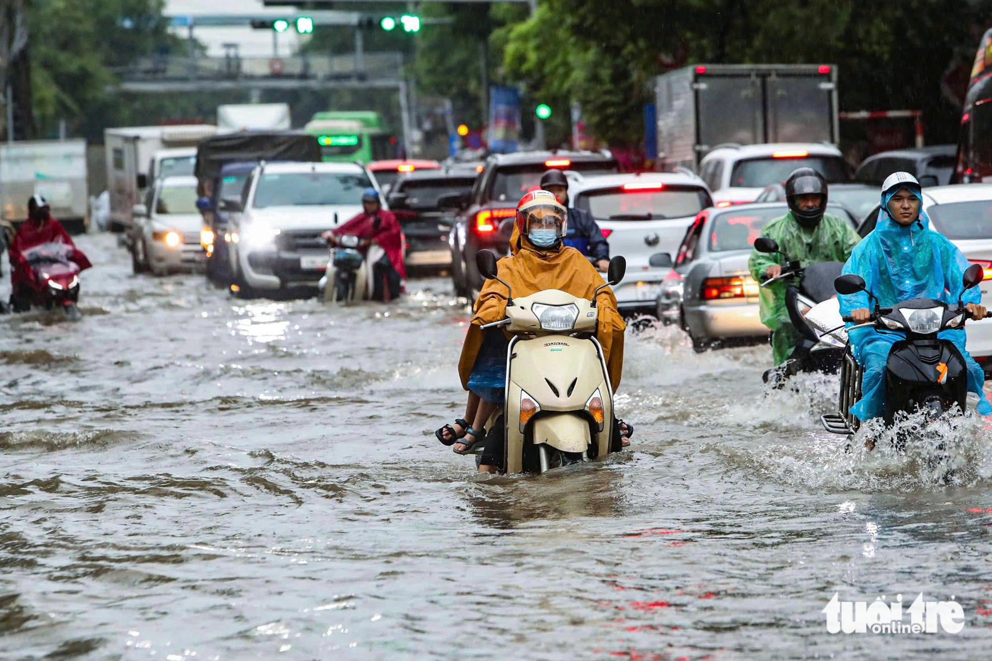 河内第五号台风整夜大雨，多条道路深积水，交通瘫痪
