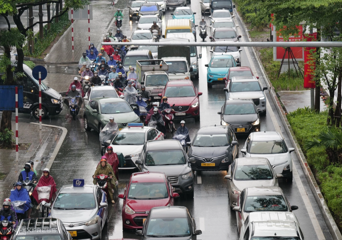 河内街道在雨中拥堵