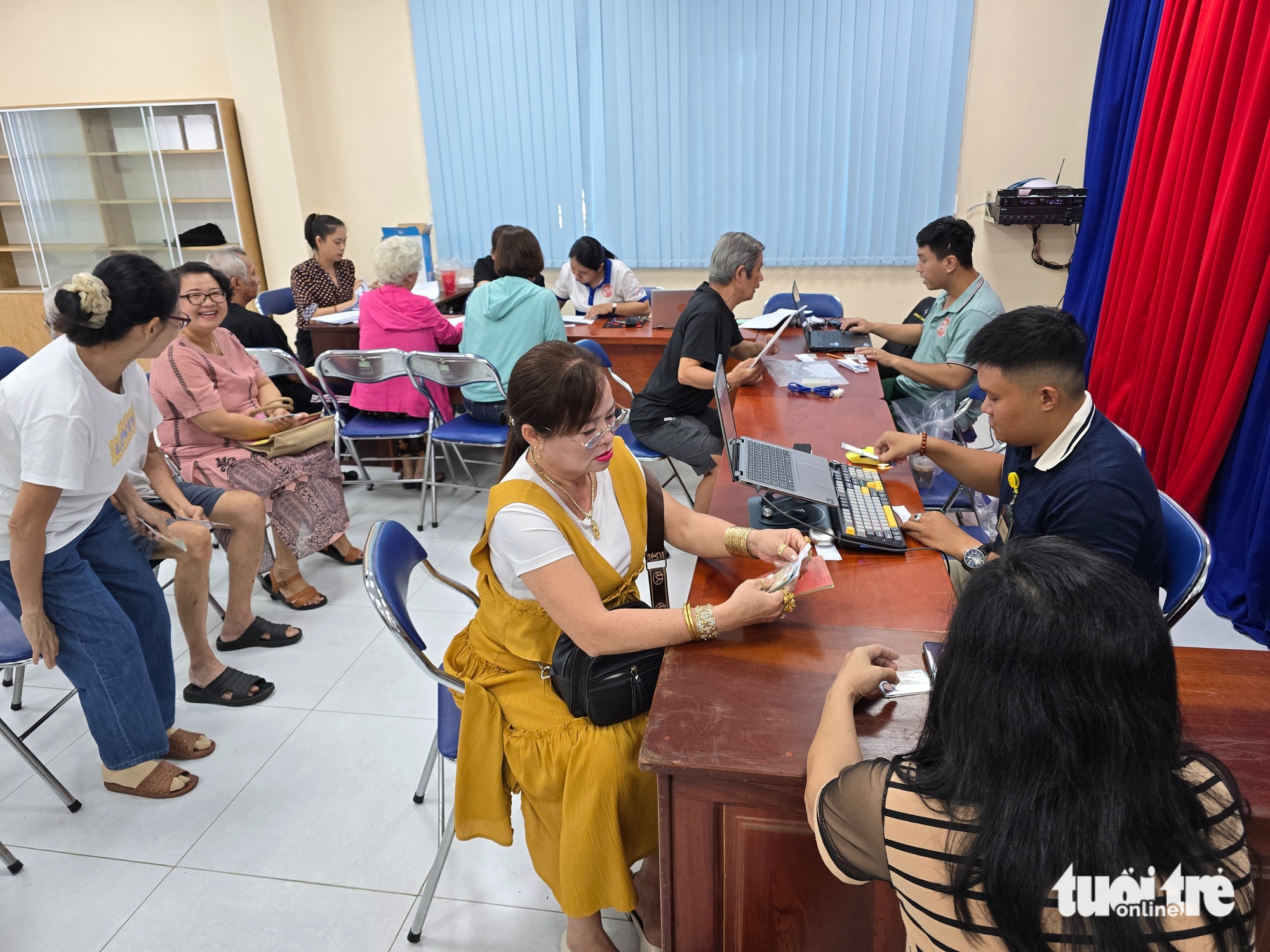 胡志明市市民在国庆节期间高兴地收到政府赠送的10万越南盾礼物