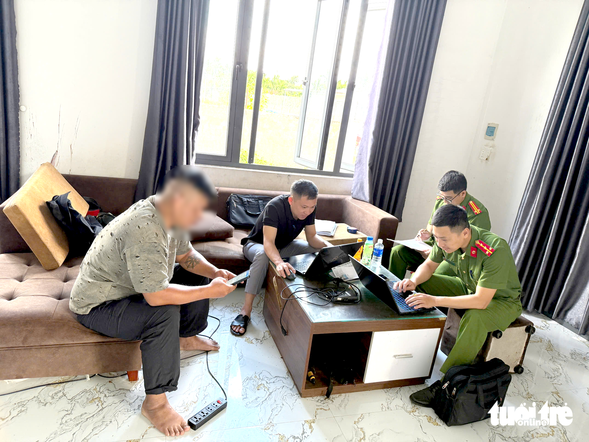 两名被锁脚女孩已被带回外婆家