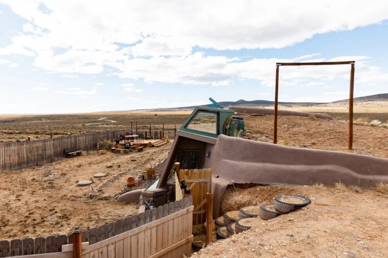 参观新墨西哥州奇特的自给自足绿色Earthship房屋