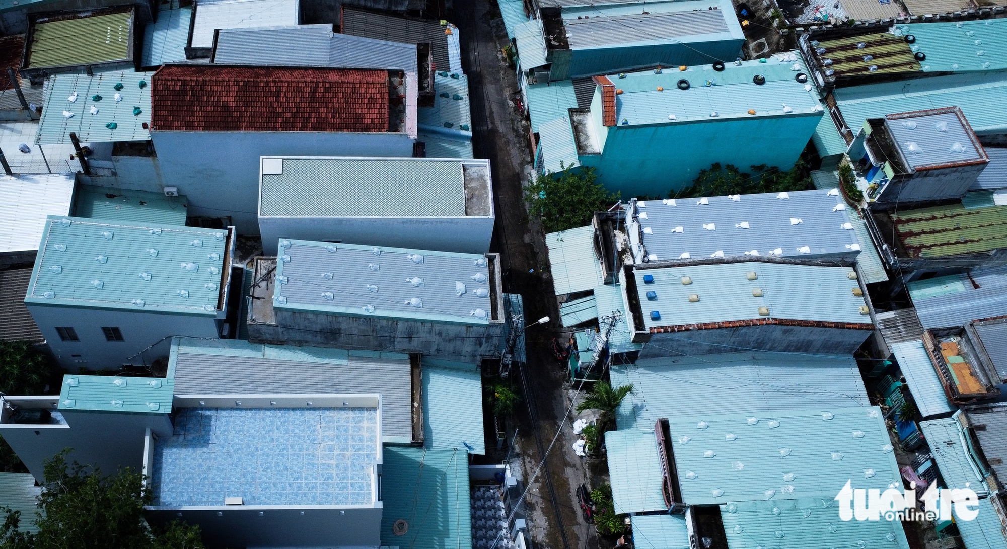 沿海居民用沙袋和石块压住屋顶以抵御台风Kalmaegi