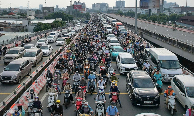因胡志明市东部门户严重拥堵而艰难