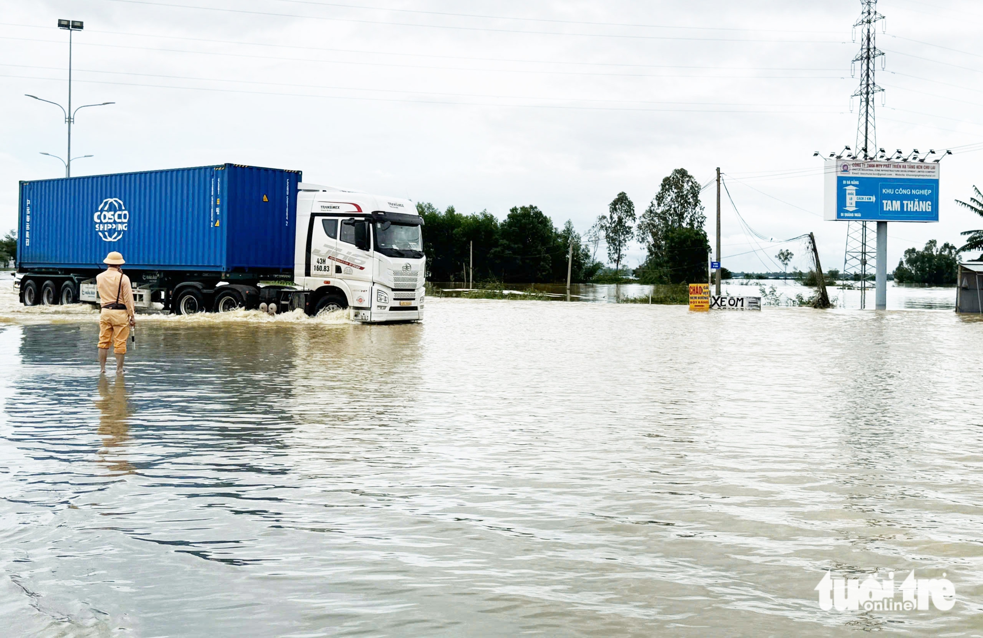 国道1号经过岘港被淹，多个山区乡镇发生山体滑坡，道路中断