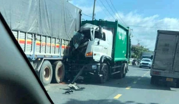 垃圾车在8号省道上撞上卡车尾部，一人死亡