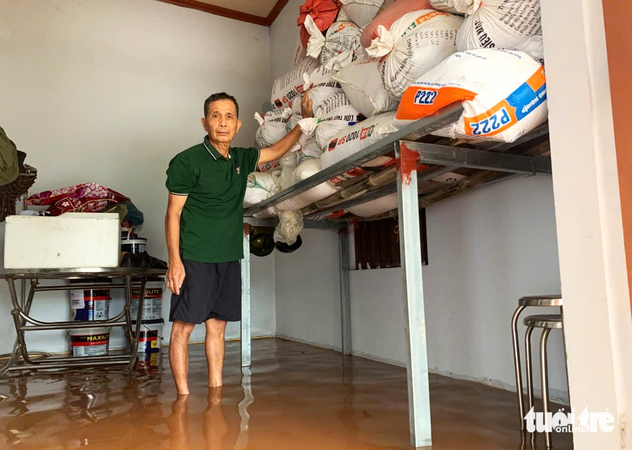 风暴掀翻屋顶，洪水涌入房屋，民众在自然灾害中挣扎